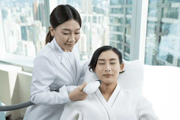 進行頸紋槍療程